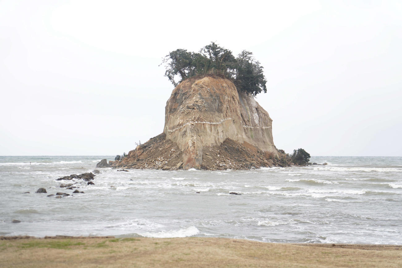 地震の影響で大きく崩れ落ちた見附島＝2024年1月20日
