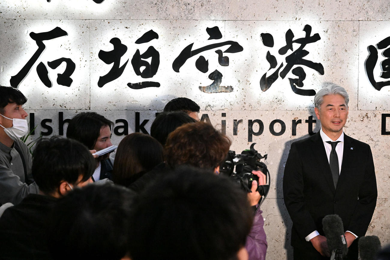 石垣空港に到着し取材に応じるロッテ吉井監督（撮影・滝沢徹郎）