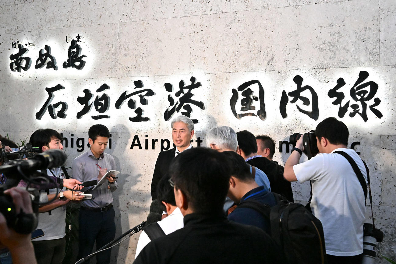 石垣空港に到着し取材に応じるロッテ吉井監督（撮影・滝沢徹郎）