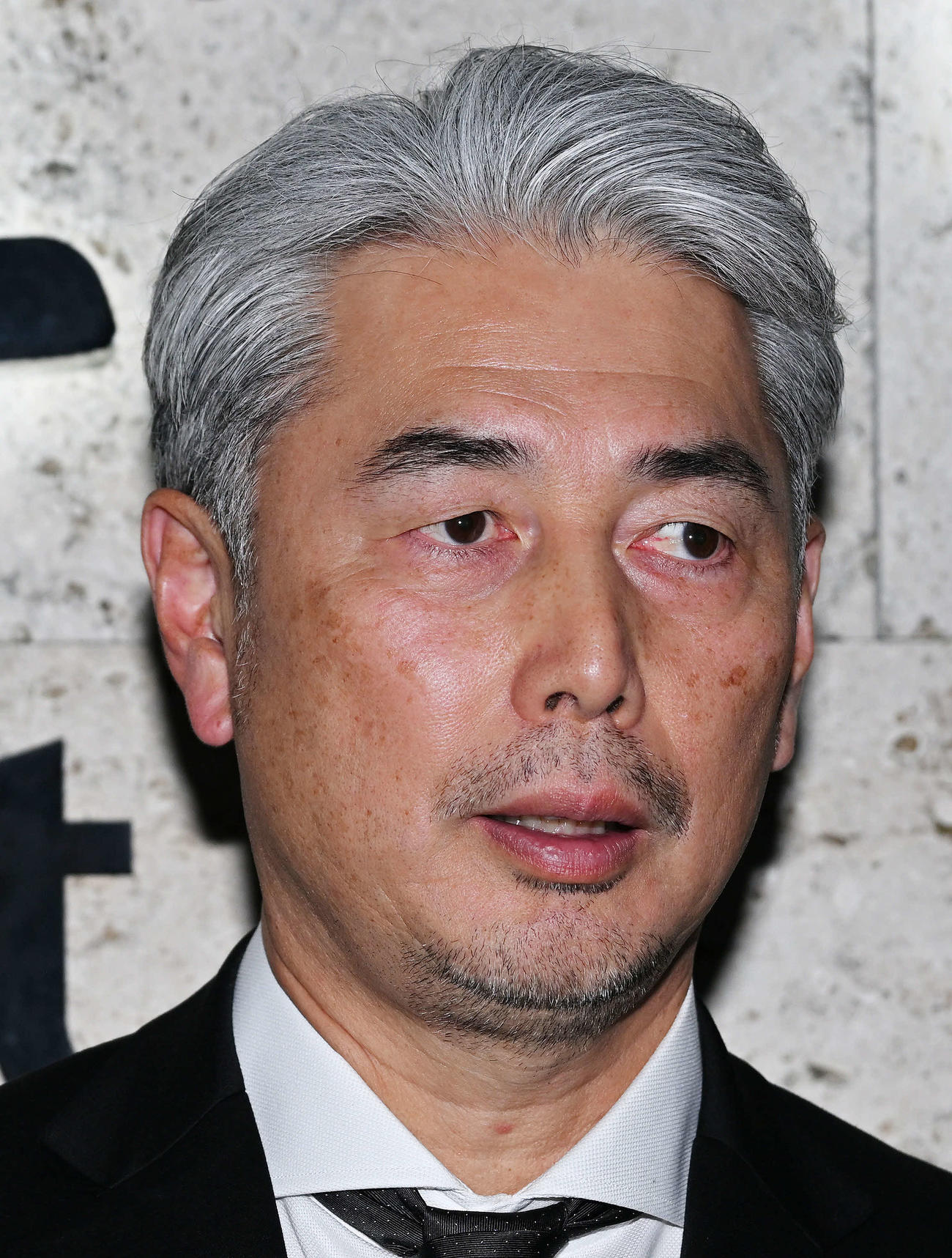 石垣空港に到着し取材に応じるロッテ吉井監督（撮影・滝沢徹郎）