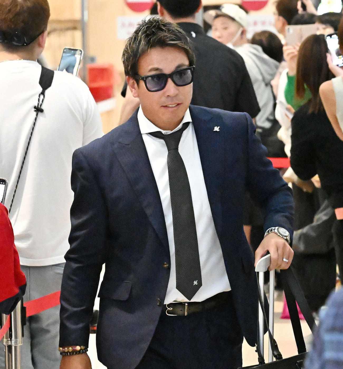 石垣空港に到着したロッテ益田（撮影・滝沢徹郎）
