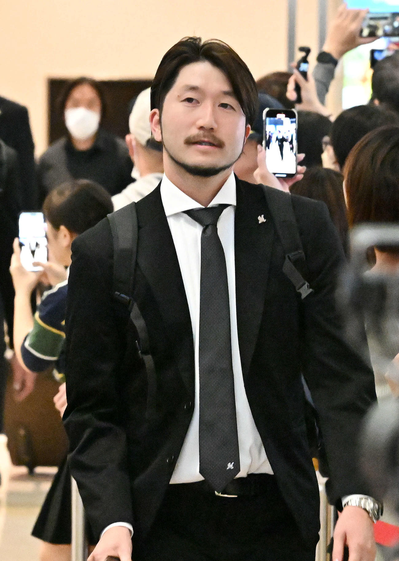 石垣空港に到着したロッテ石川歩（撮影・滝沢徹郎）