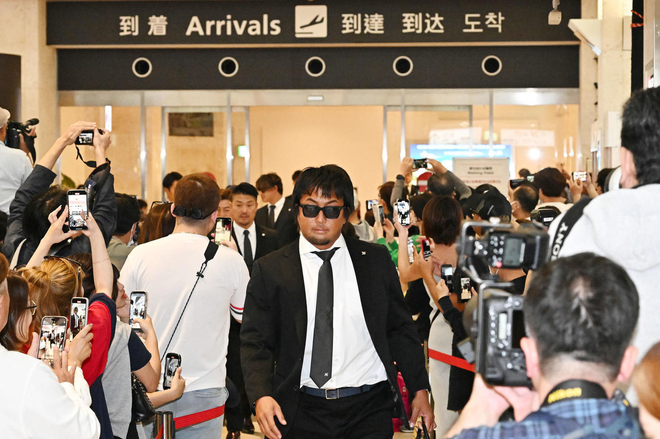 石垣空港に到着したロッテ沢村（撮影・滝沢徹郎）