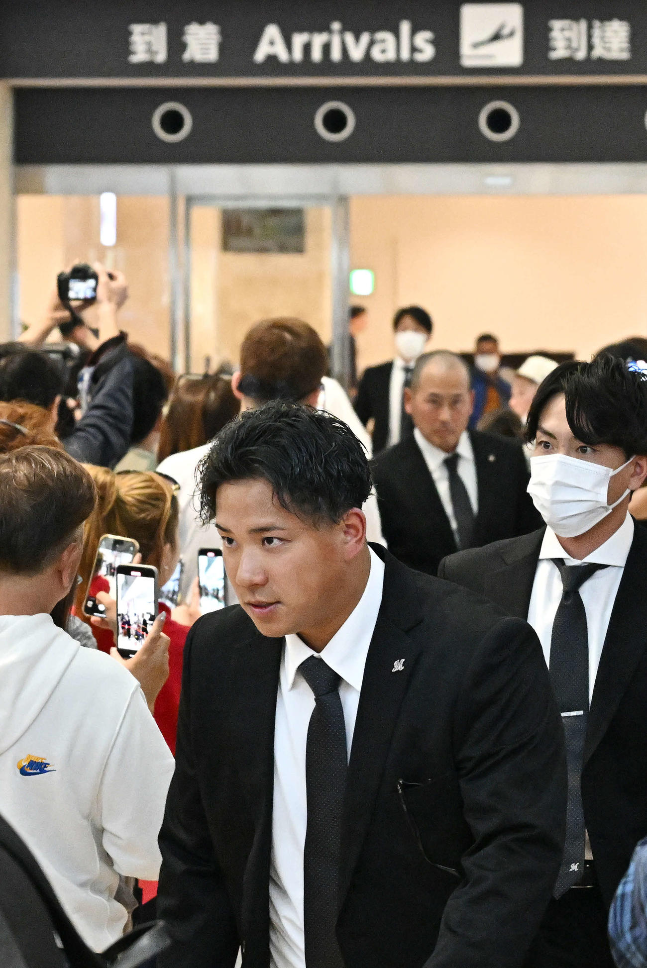 石垣空港に到着したロッテ愛斗（手前）（撮影・滝沢徹郎）