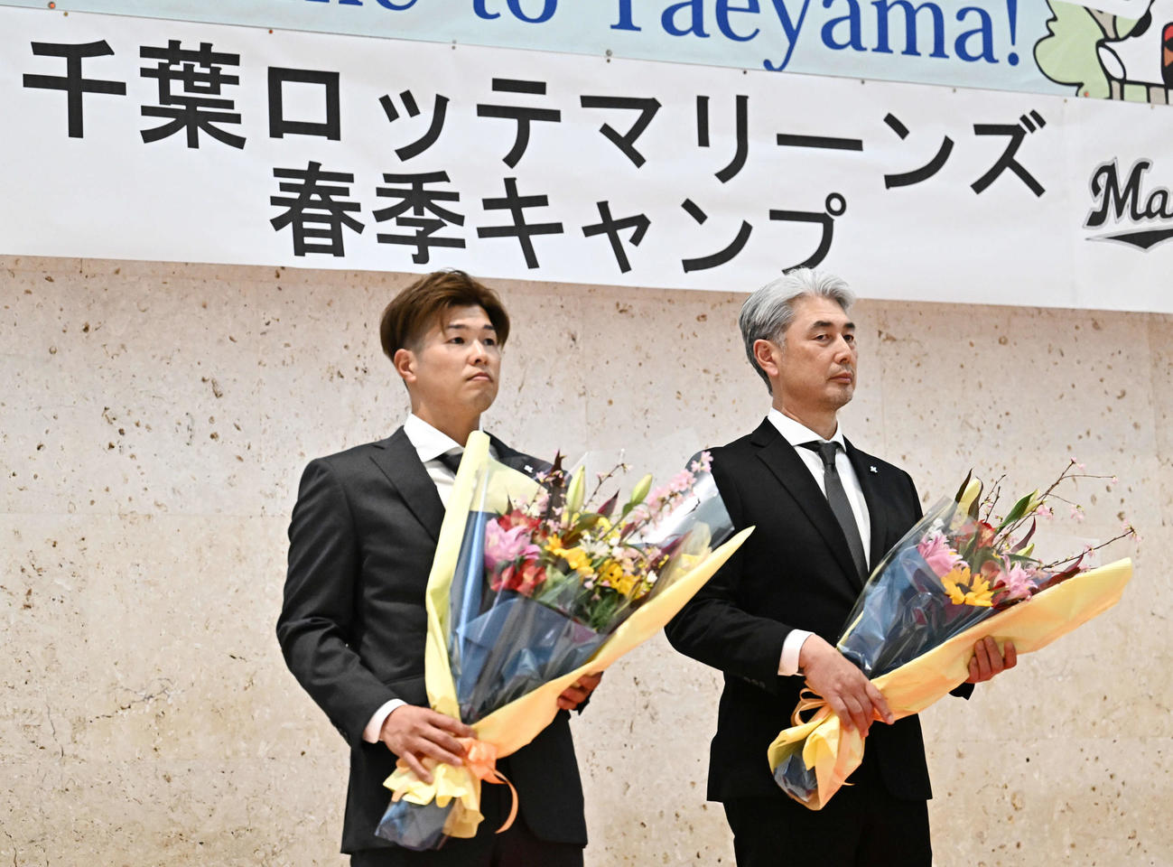 石垣空港に到着し歓迎セレモニーに臨むロッテ中村奨と吉井監督（撮影・滝沢徹郎）