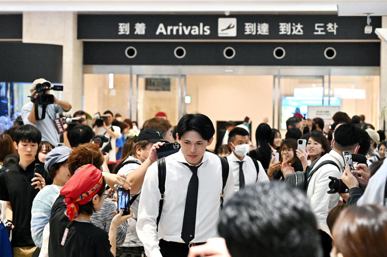石垣空港に到着しファンに囲まれるロッテ佐々木（撮影・滝沢徹郎）