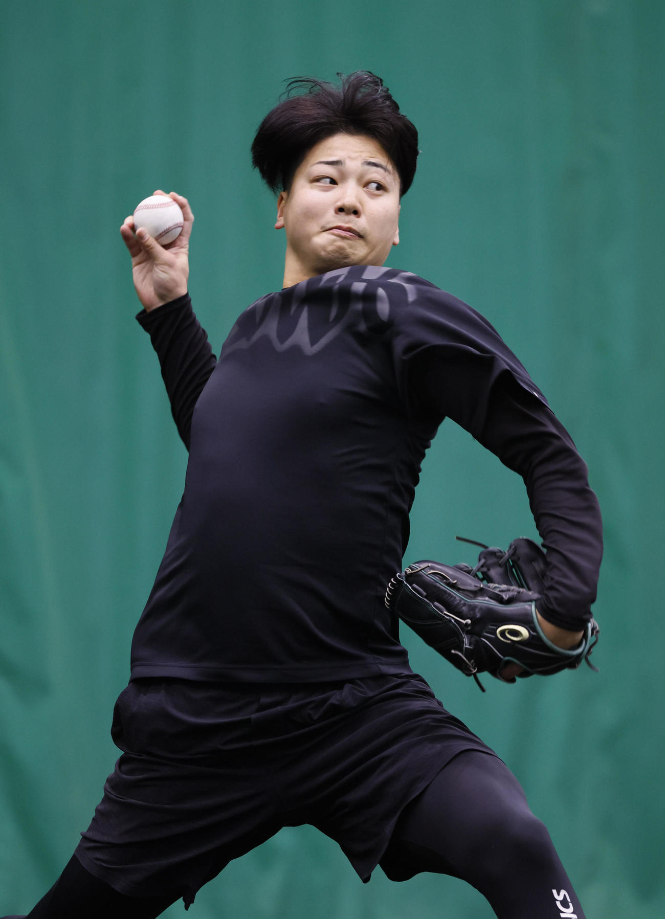 ブルペンで投球練習する漆原（撮影・藤尾明華）