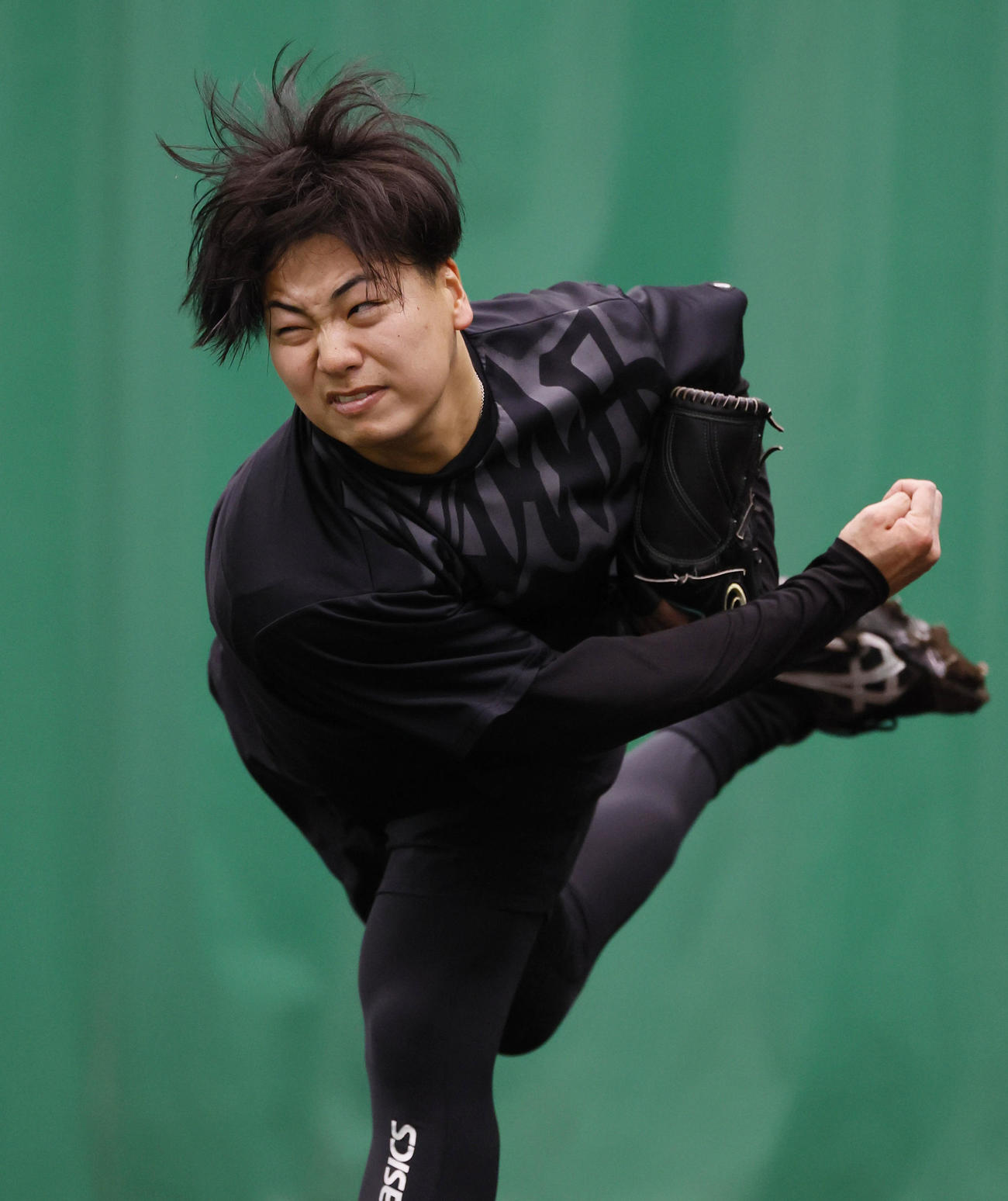 ブルペンで投球練習する漆原（撮影・藤尾明華）