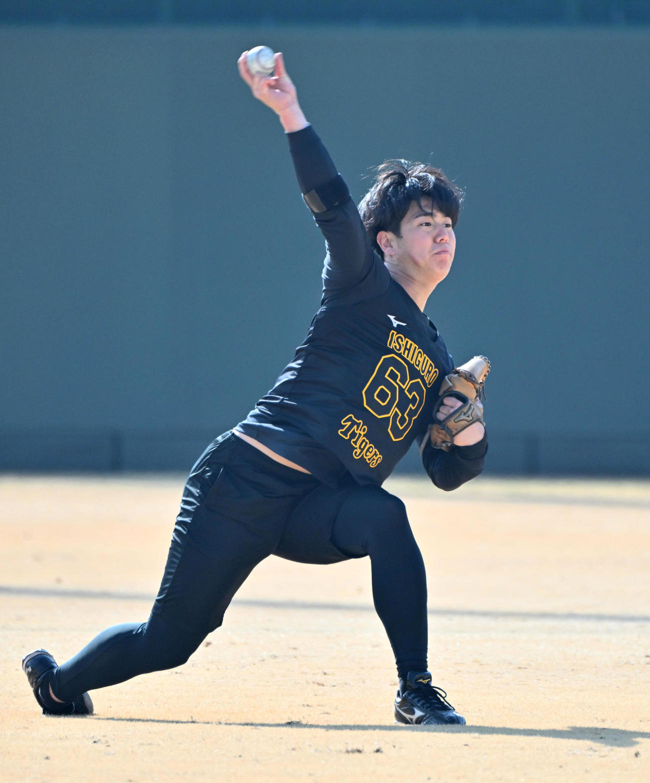 キャッチボールをする石黒（撮影・石井愛子）