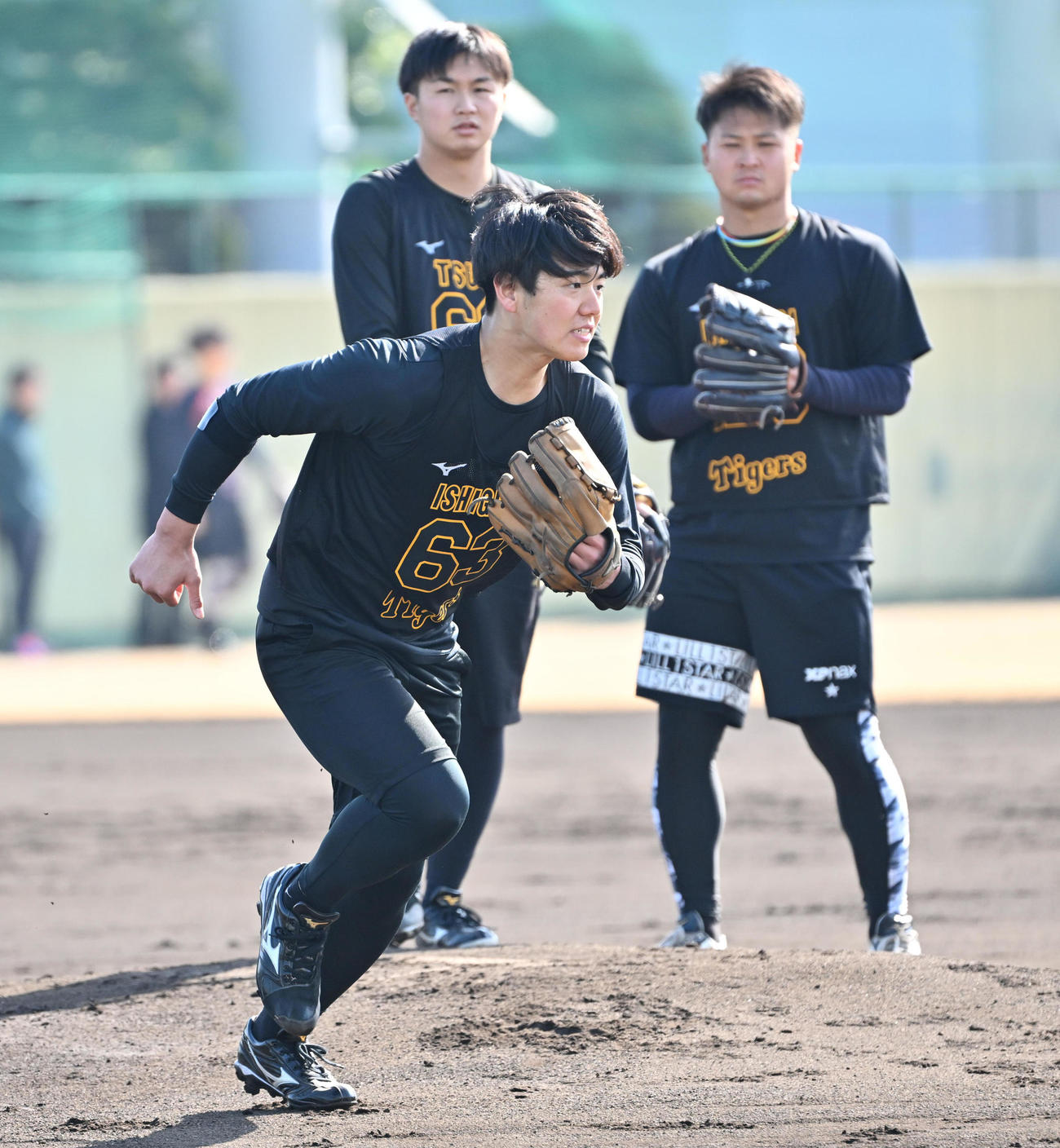 ノックを受ける石黒（中央）。後方は左から津田、松原（撮影・石井愛子）