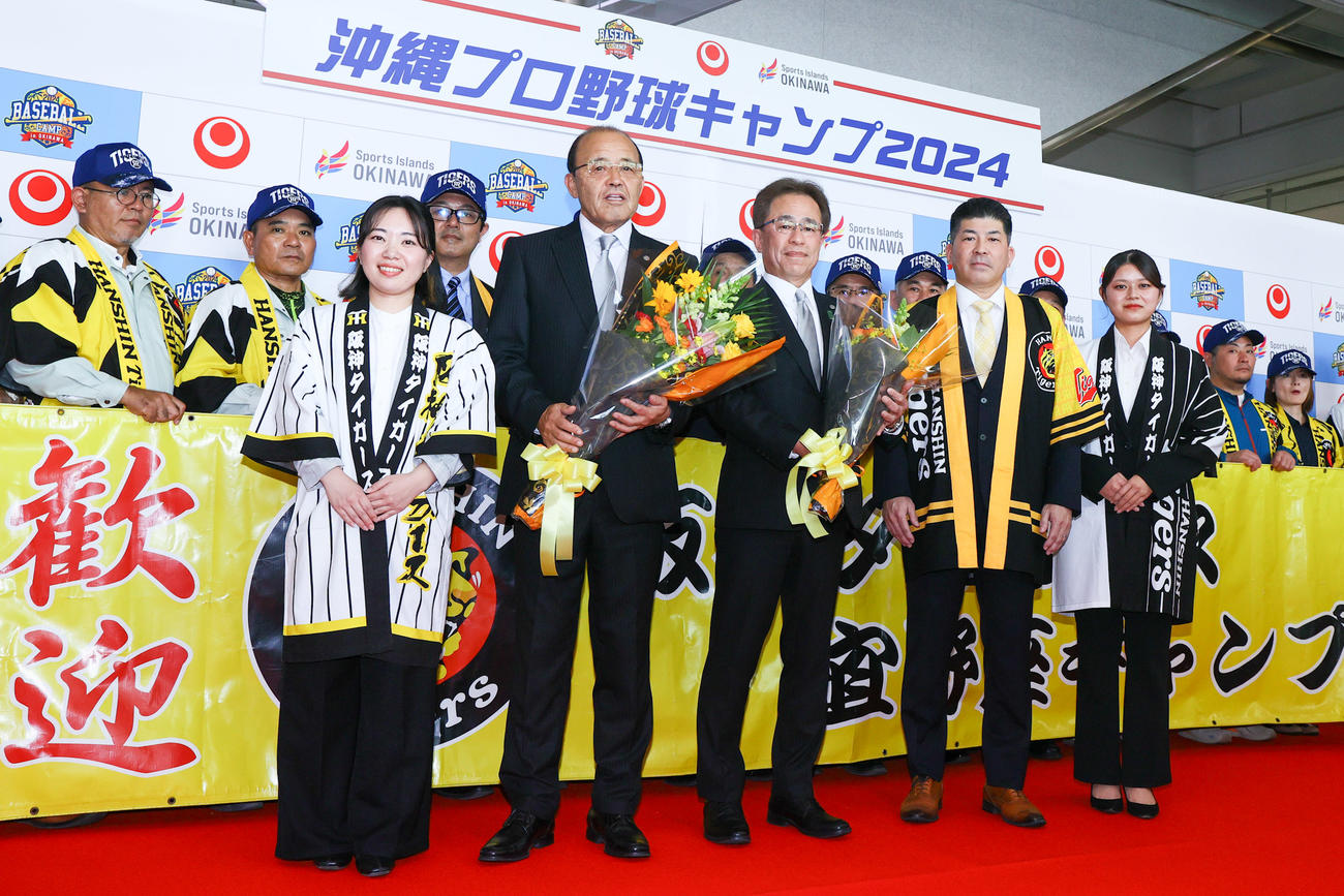 沖縄入りした阪神岡田監督（左から2人目）は空港で歓迎を受ける（撮影・上山淳一）＝2024年1月31日那覇空港