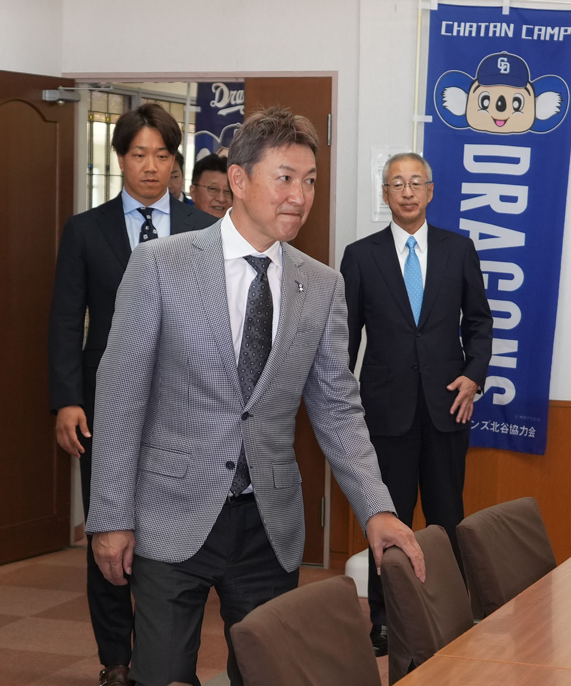 キャンプ地沖縄北谷町役場を訪れ席に着く立浪監督（中央）（撮影・森本幸一）