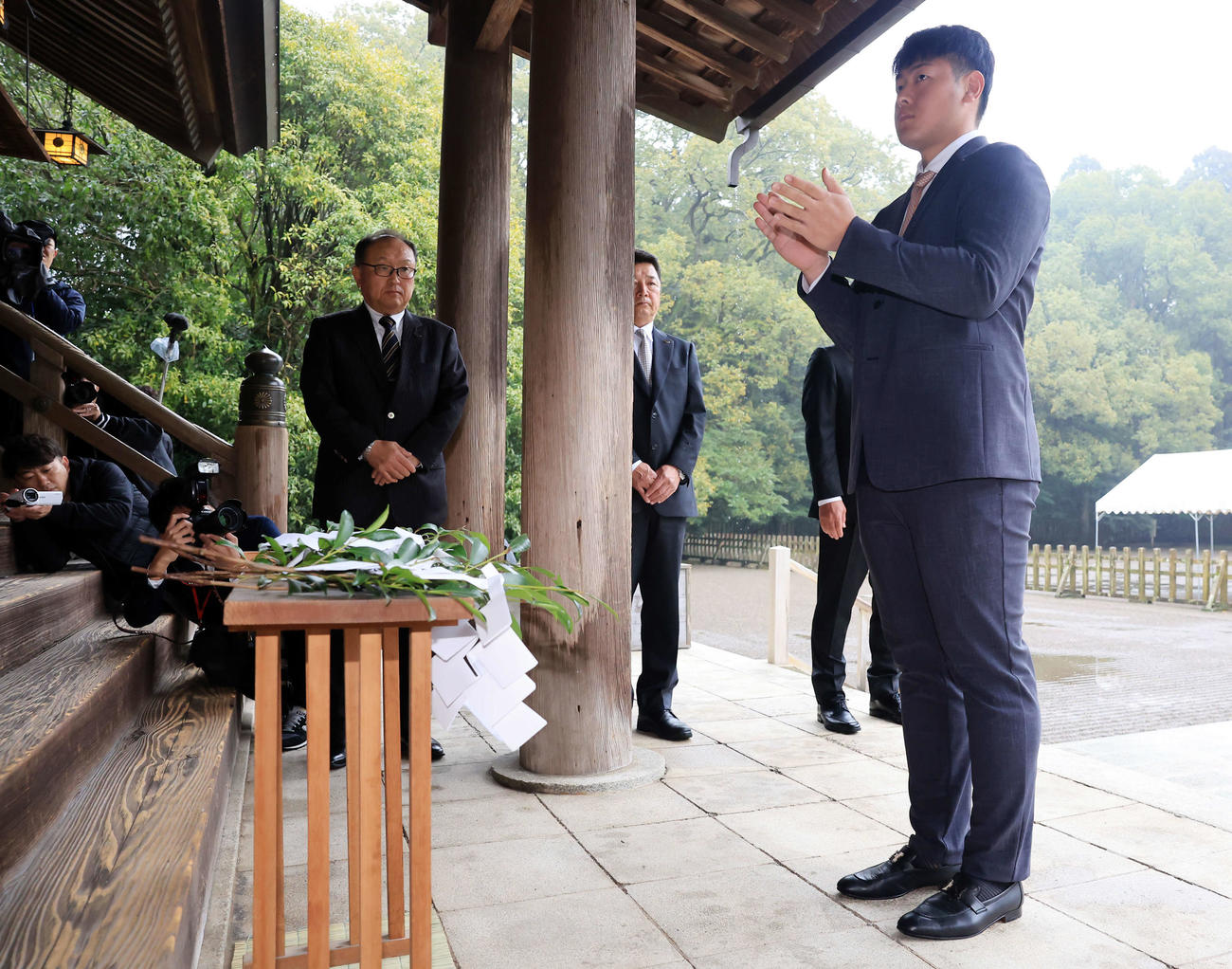 宮崎神宮参拝に訪れ参拝する巨人岡本和（撮影・浅見桂子）
