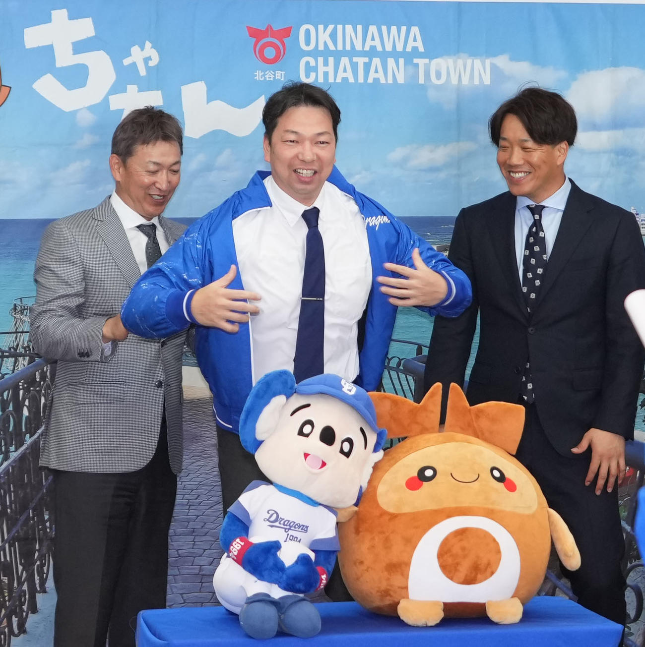 キャンプ地沖縄北谷町役場を訪れ北谷町・渡久地町長（中央）にジャンパーをプレゼンとする立浪監督（左）右は柳（撮影・森本幸一）