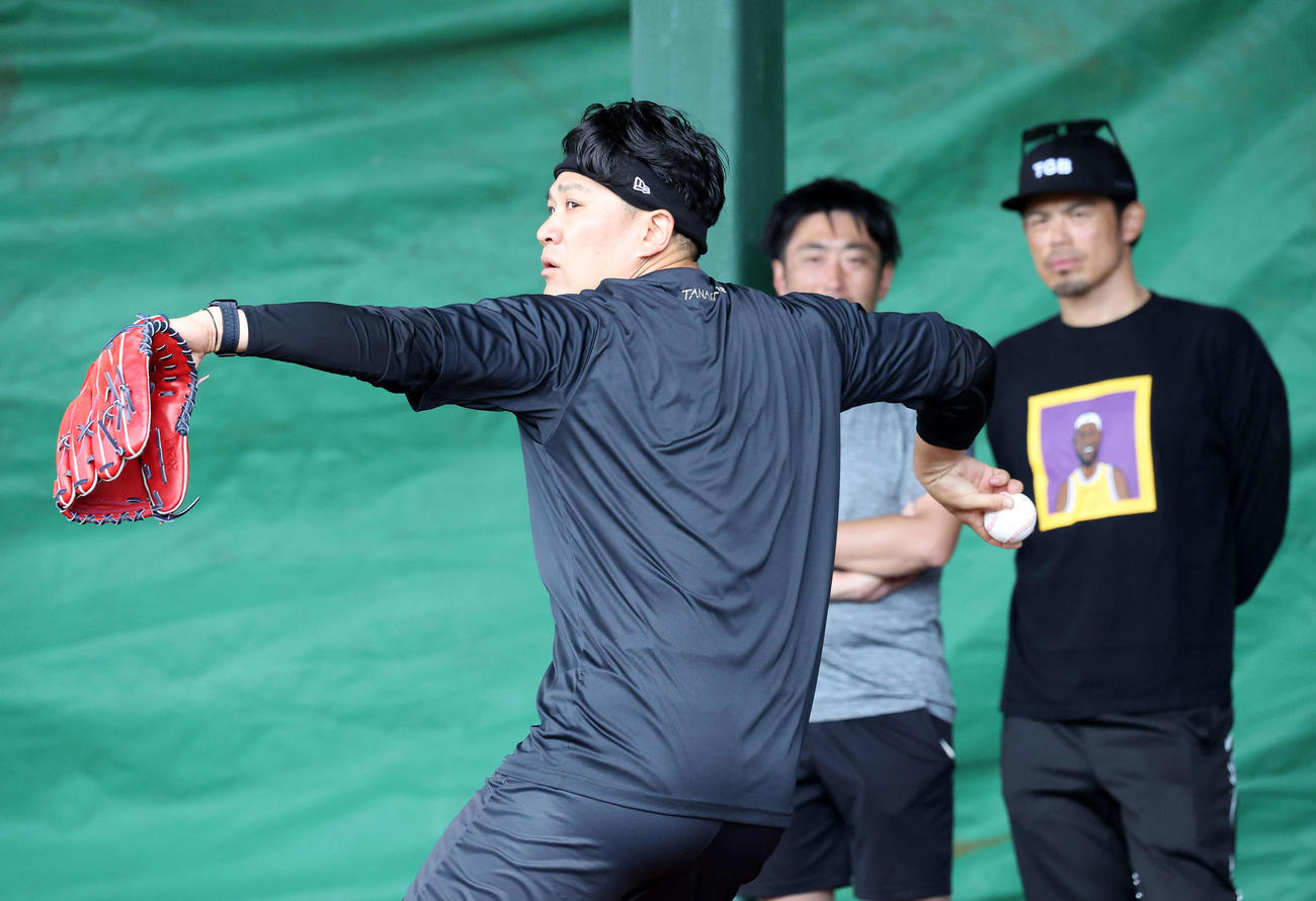 ブルペン投球する楽天田中将（左）と見つめる今江監督（撮影・鈴木正人）