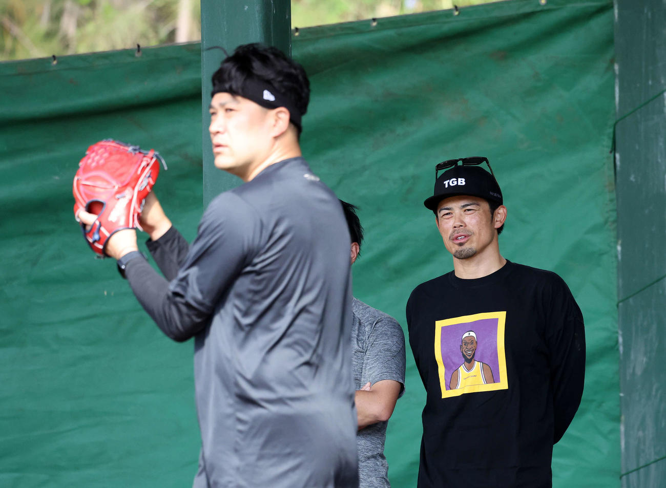 ブルペン投球する楽天田中将（左）と見つめる今江監督（撮影・鈴木正人）