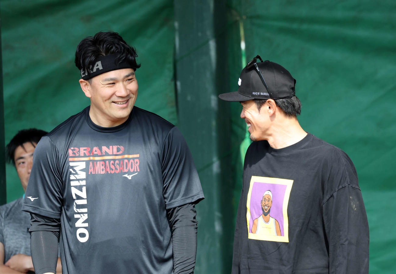 笑顔で話す楽天田中将（左）と今江監督（撮影・鈴木正人）
