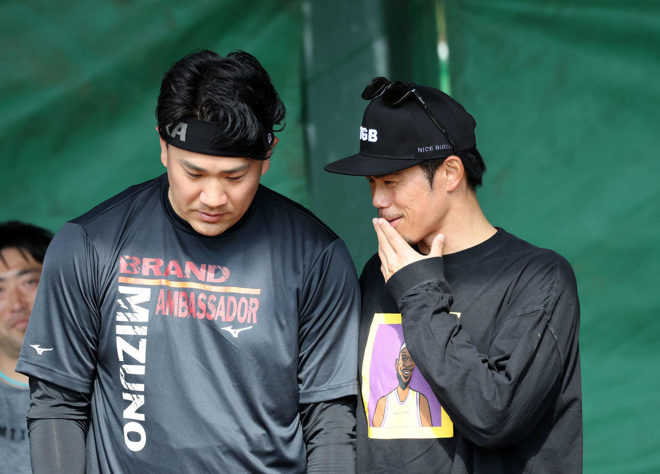ブルペン投球中、話す楽天田中将（左）と今江監督（撮影・鈴木正人）