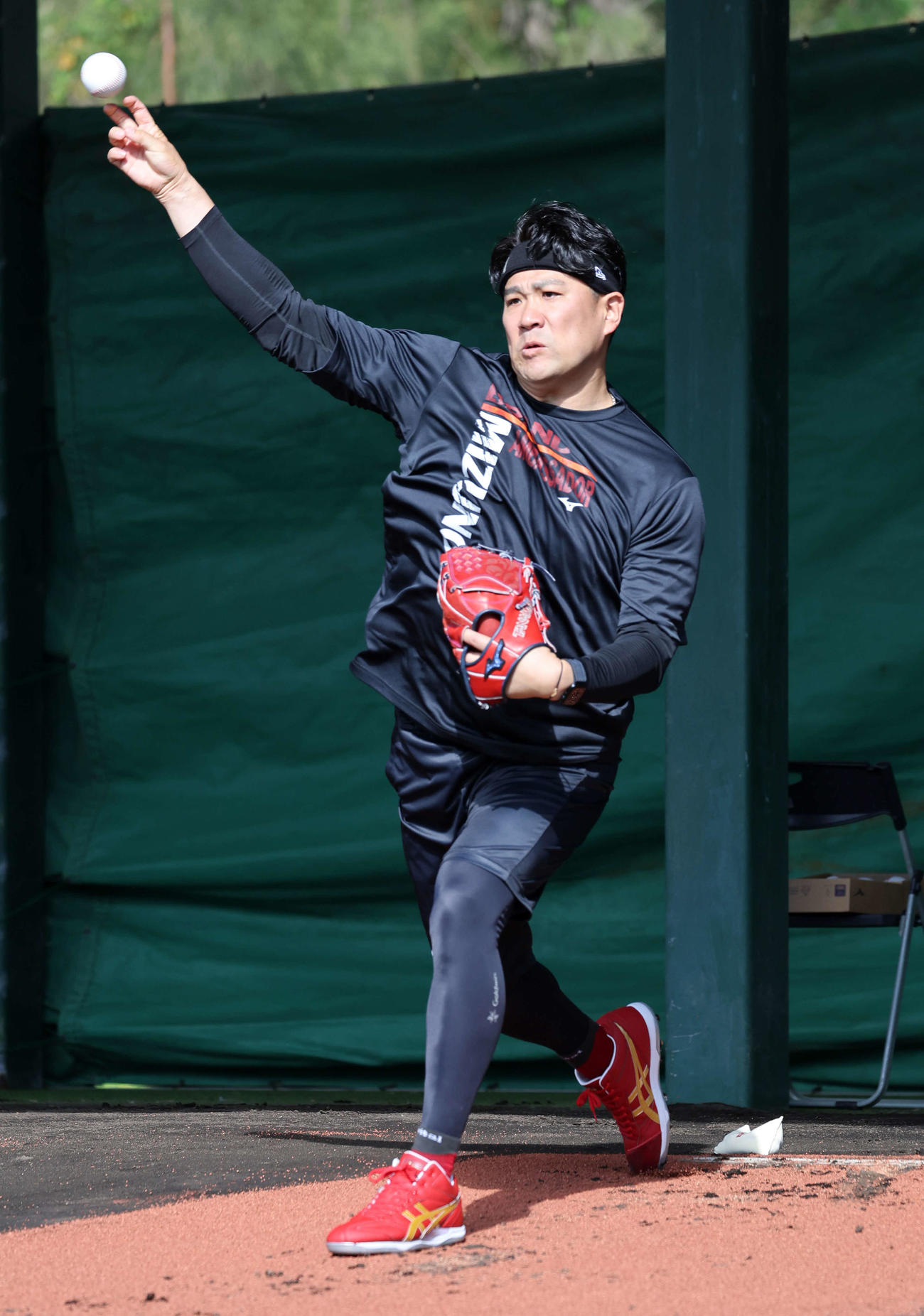 ブルペン投球する楽天田中将（撮影・鈴木正人）