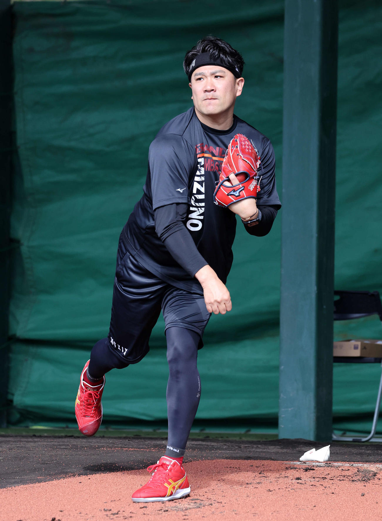 ブルペン投球する楽天田中将（撮影・鈴木正人）