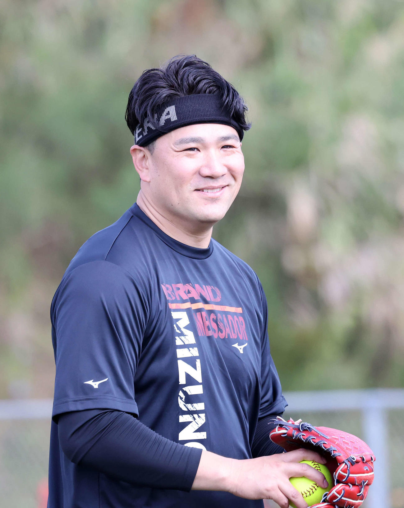 キャッチボール中、笑顔を見せる楽天田中将（撮影・鈴木正人）