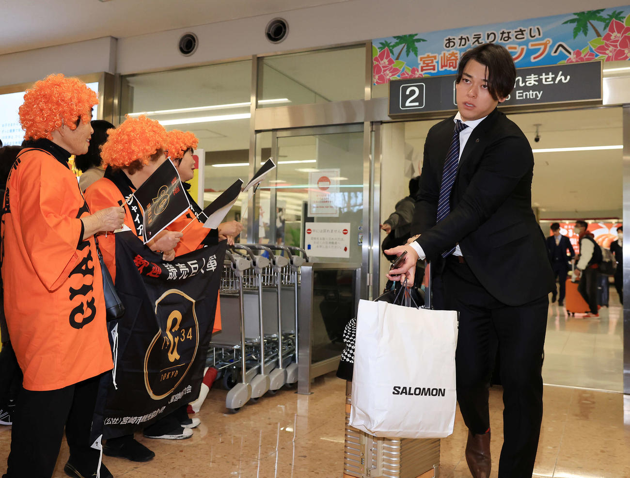 ファンが迎える中、宮崎入りした巨人高梨（撮影・浅見桂子）
