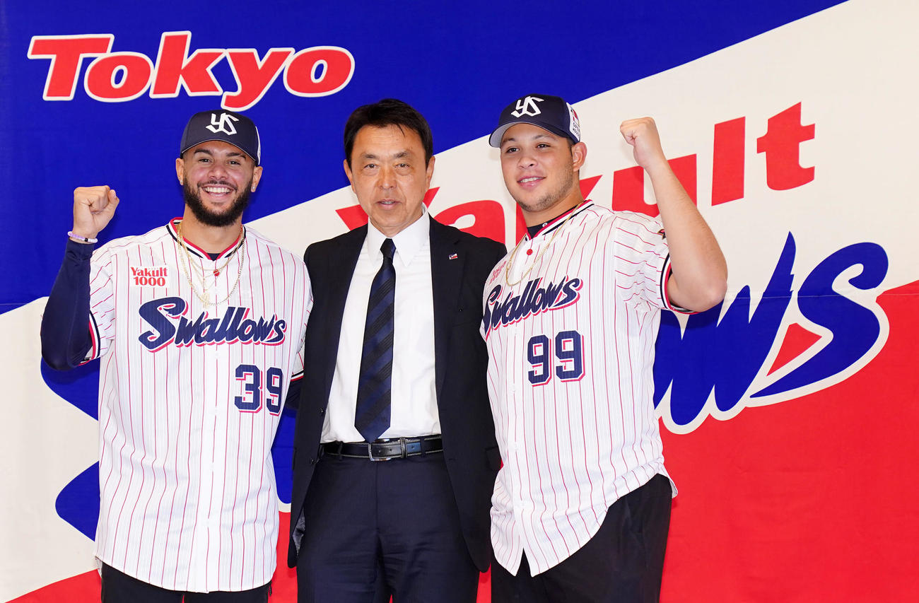 笑顔をみせる、左からヤクルトのホセ・エスパーダ、小川GM、ミゲル・ヤフーレ（撮影・横山健太）