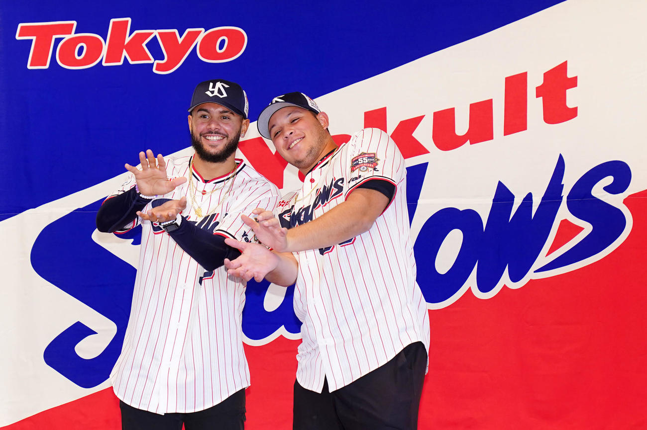 ドラゴンボールのかめはめ波ポーズをするヤクルトのホセ・エスパーダ（左）とミゲル・ヤフーレ（撮影・横山健太）