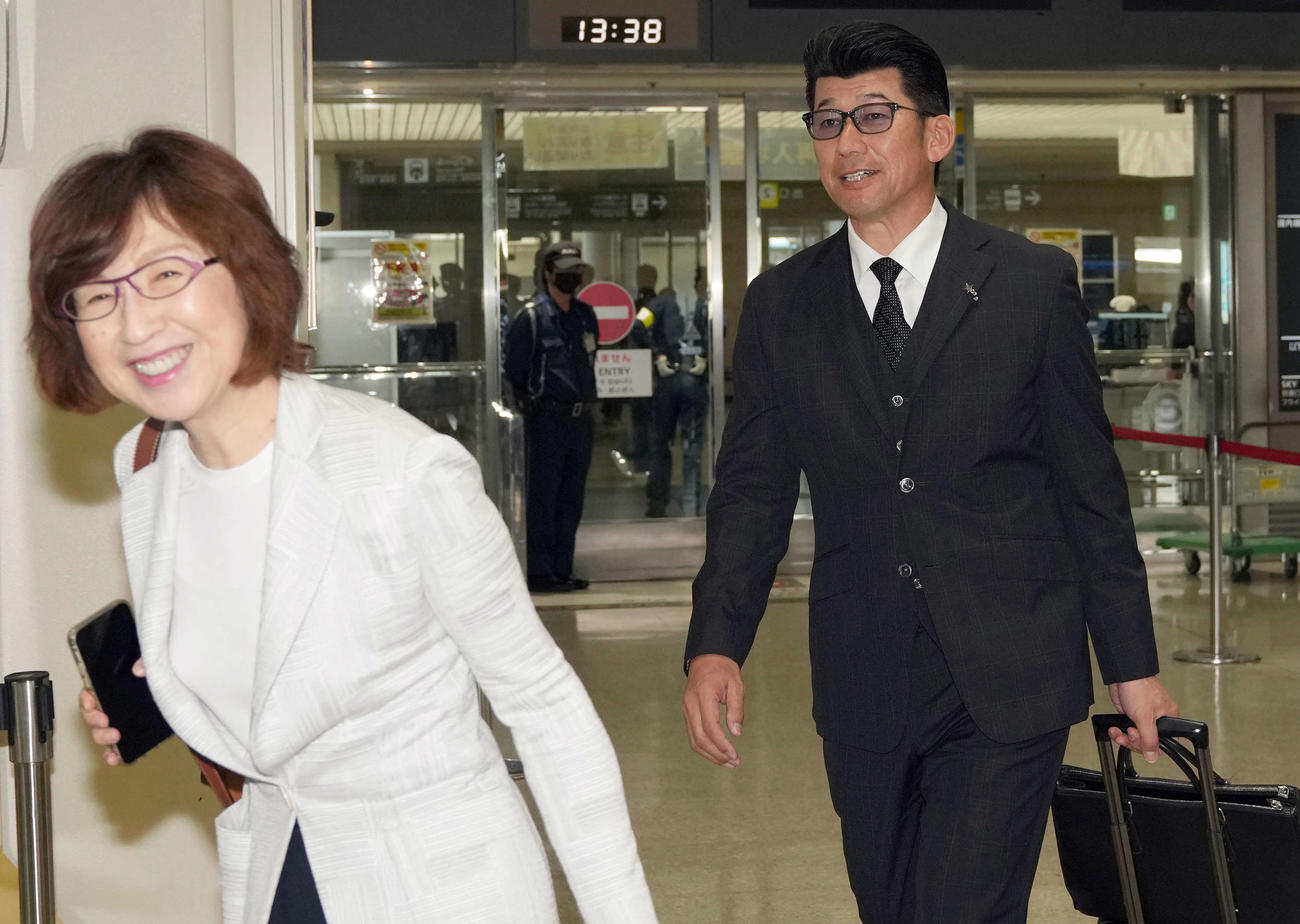 那覇空港に到着したDeNAの三浦監督。左は南場オーナー（撮影・たえ見朱実）