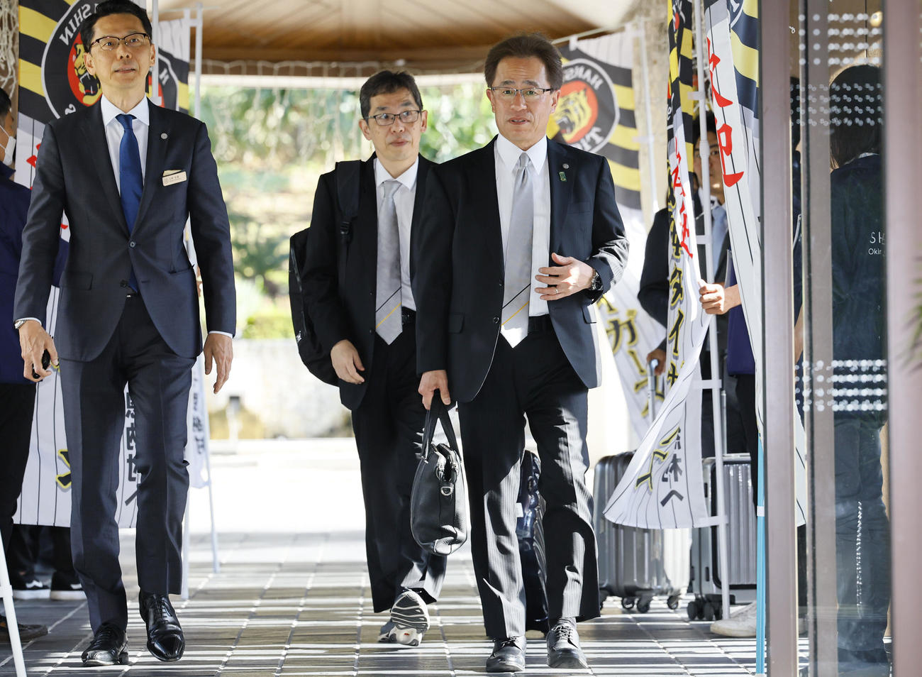 沖縄お宿舎に到着した阪神粟井社長（右）（撮影・藤尾明華）