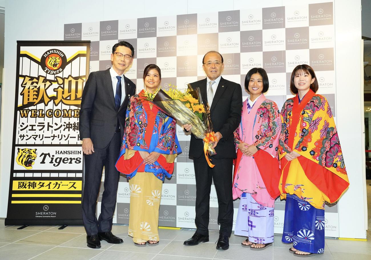 沖縄入りし、宿舎で歓迎を受ける岡田彰布監督（撮影・藤尾明華）