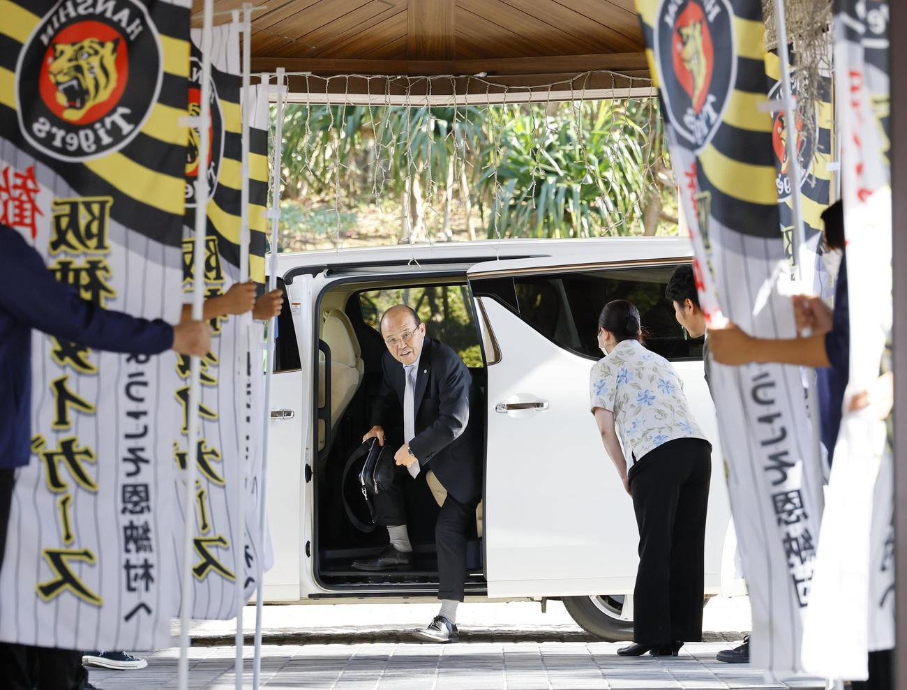 沖縄入りし、宿舎に到着した岡田監督（撮影・藤尾明華）