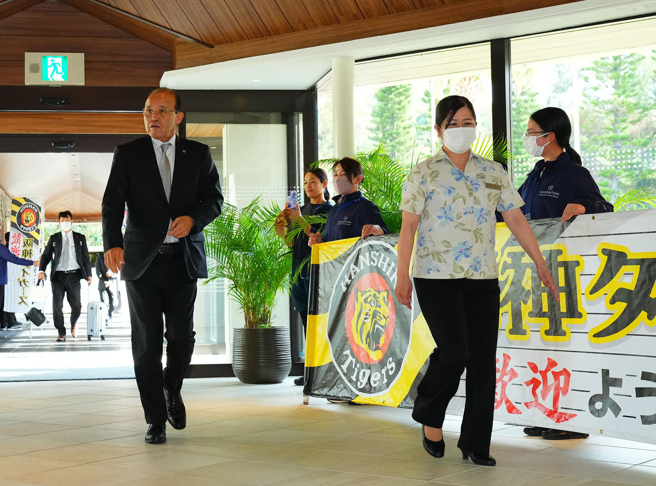 沖縄入りし、宿舎に到着した岡田監督（撮影・藤尾明華）