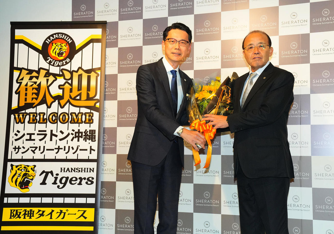 沖縄の宿舎に到着し、歓迎を受ける岡田彰布監督（撮影・藤尾明華）