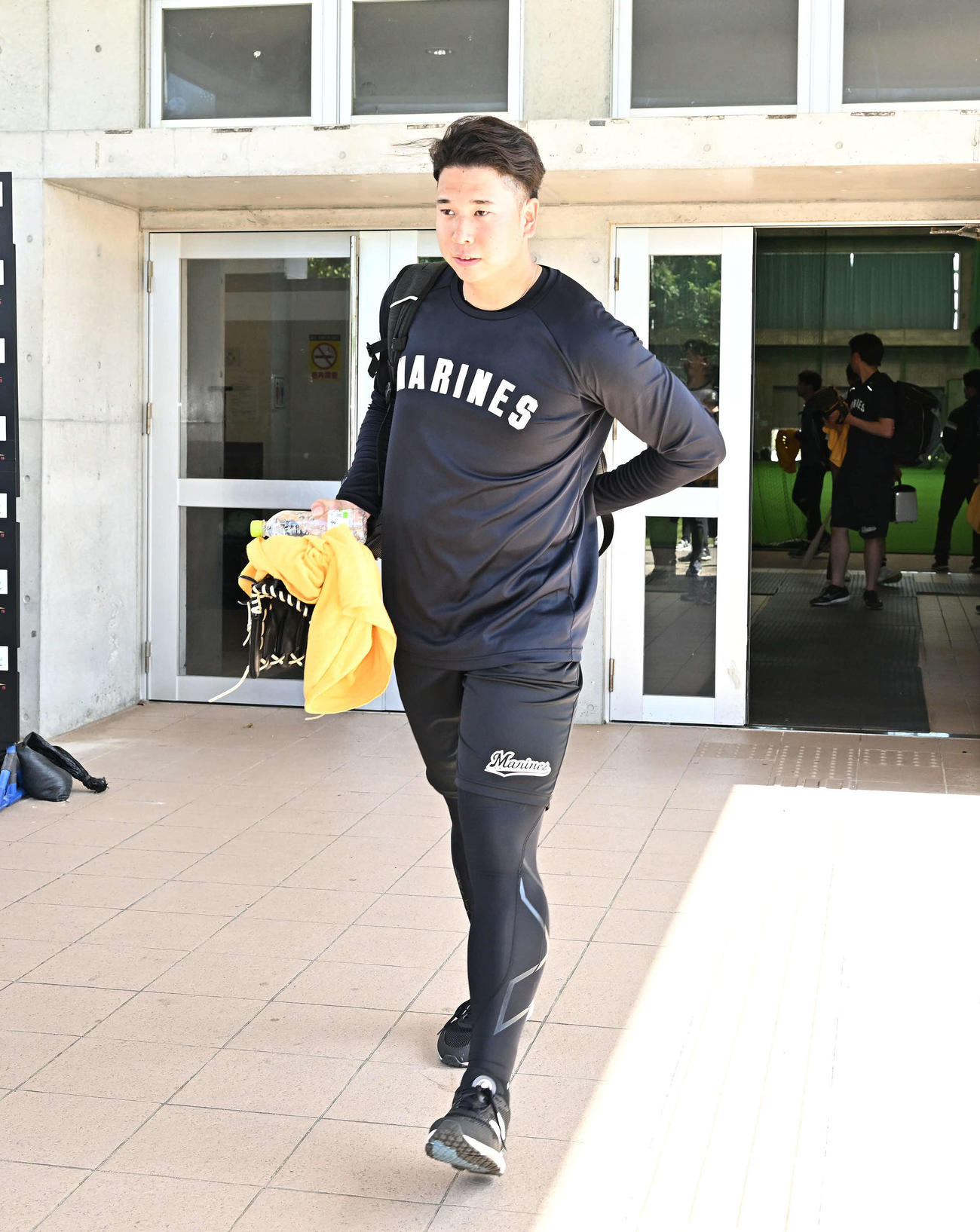 自主トレを終え引き揚げるロッテドラフト1位の明大・上田（撮影・滝沢徹郎）