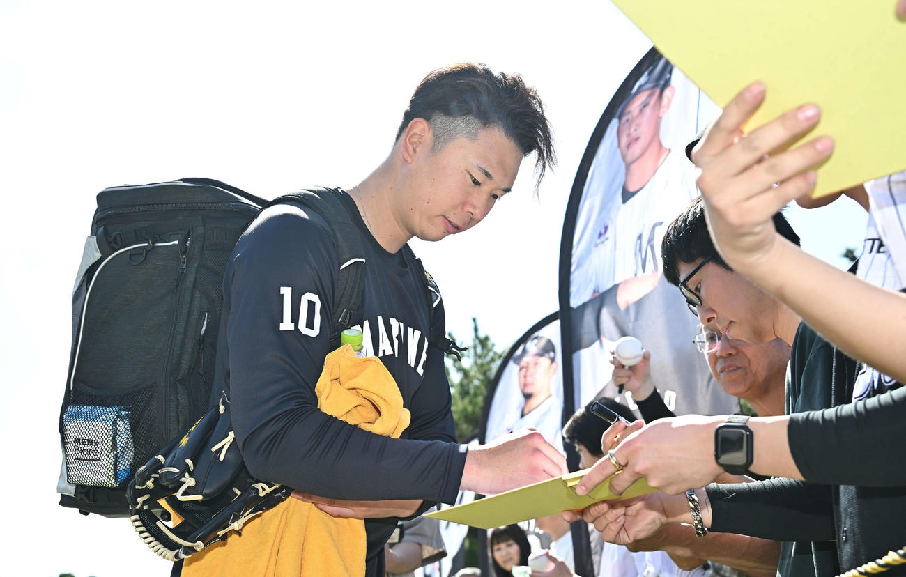 自主トレを終えファンのサインに応じるロッテドラフト1位の明大・上田（撮影・滝沢徹郎）