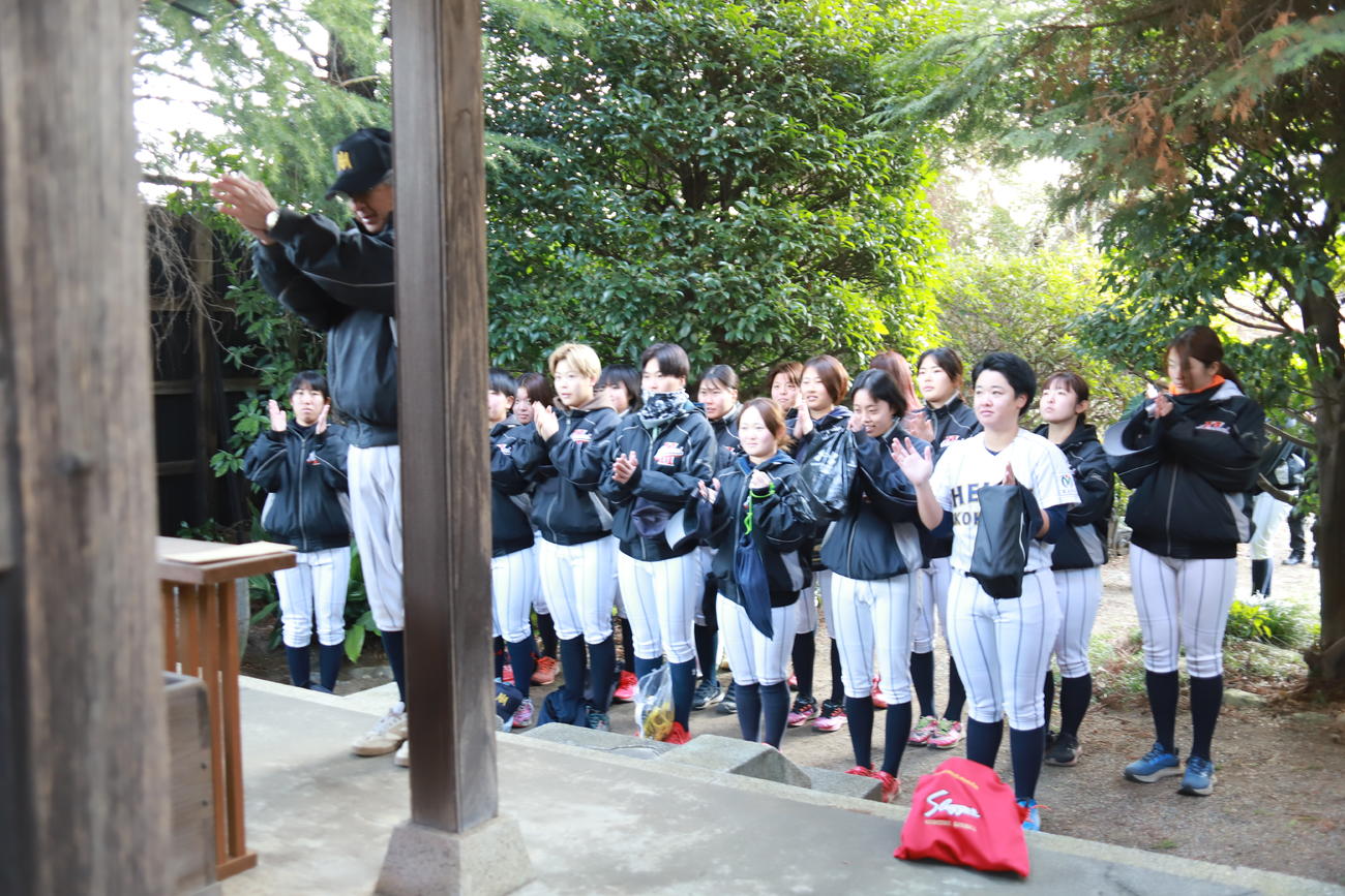 「釜屋」内の社で無事の醸造を祈願する「祈醸祭」に臨む平成国際大女子野球部の濱本監督と選手たち