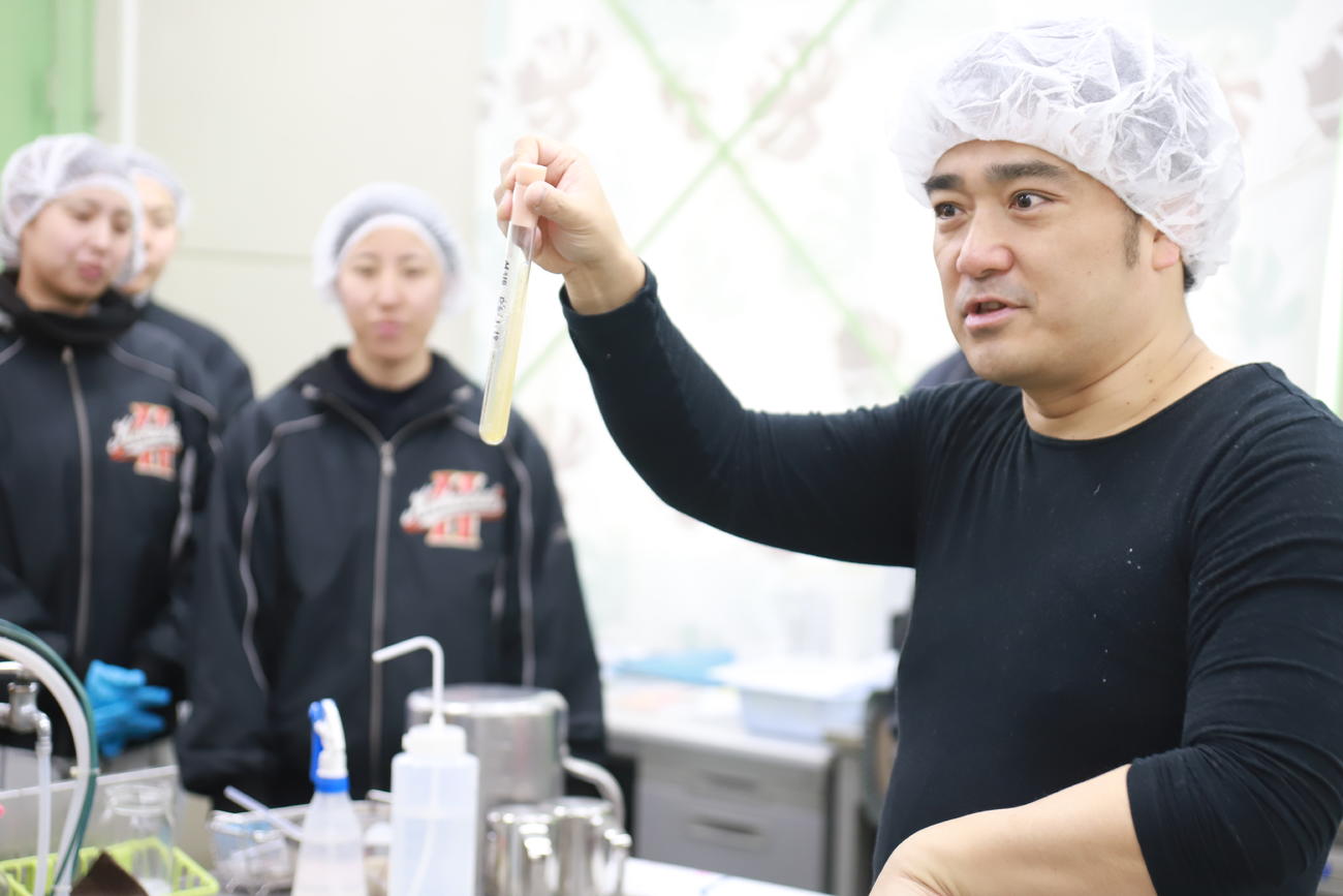 日本酒づくりに欠かせないこうじ菌について説明する「釜屋」第13代蔵元で社長の小森順一さん