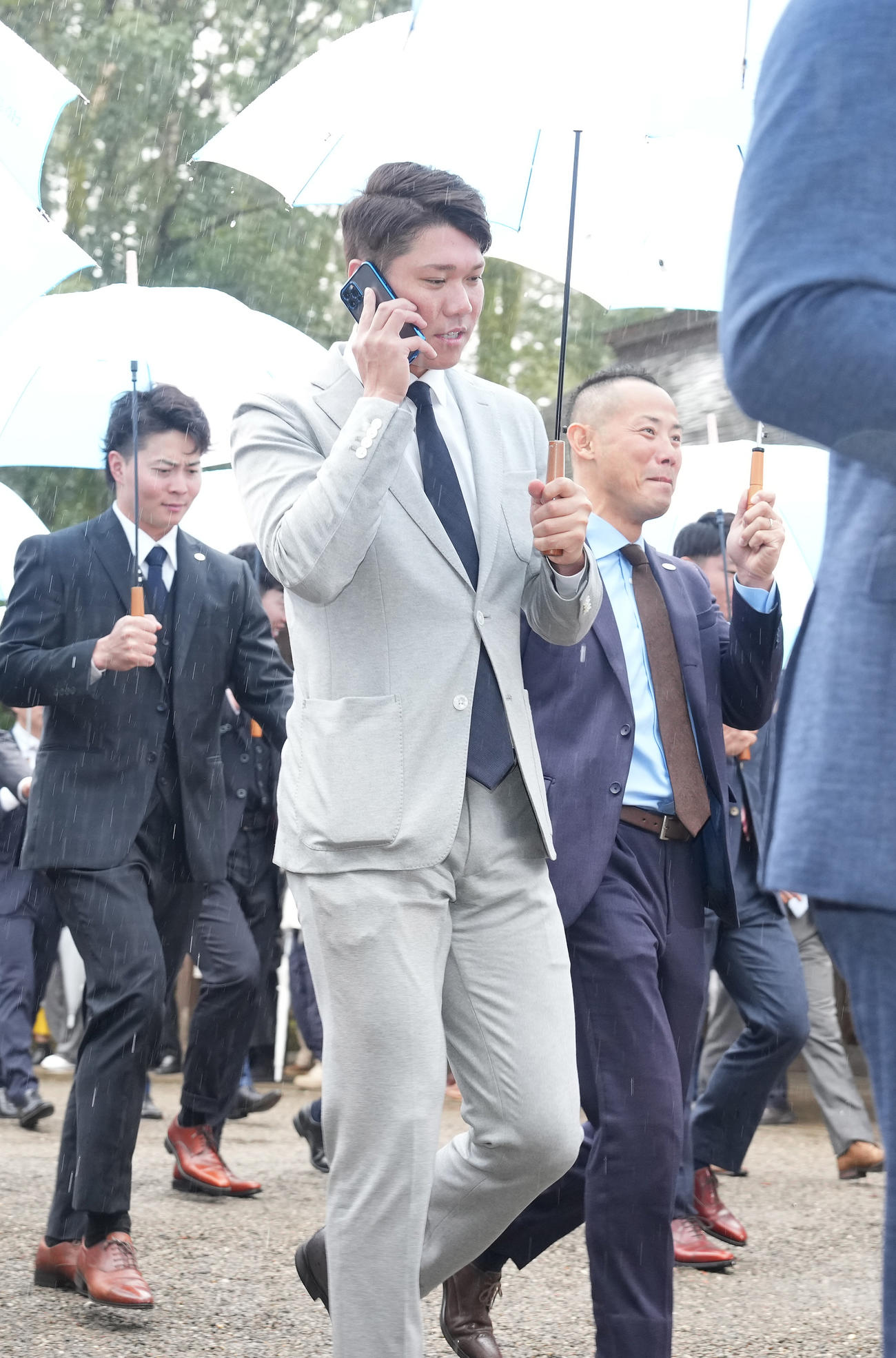 宮崎神宮へ参拝に向かう巨人坂本（撮影・鈴木みどり）