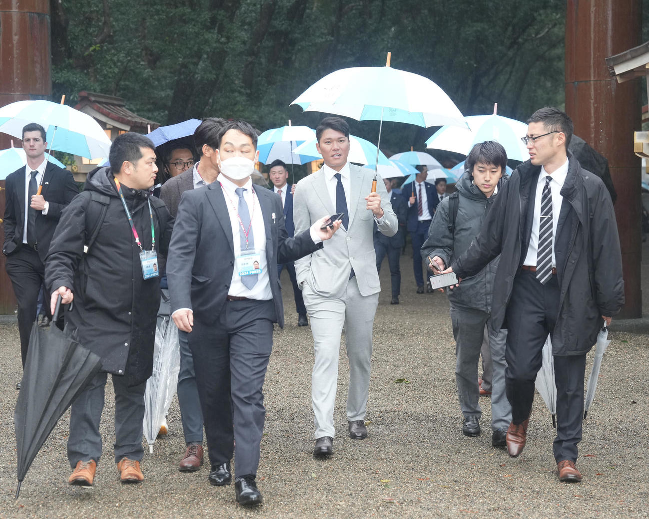 宮崎神宮での参拝を終え、引き揚げる巨人坂本（撮影・鈴木みどり）