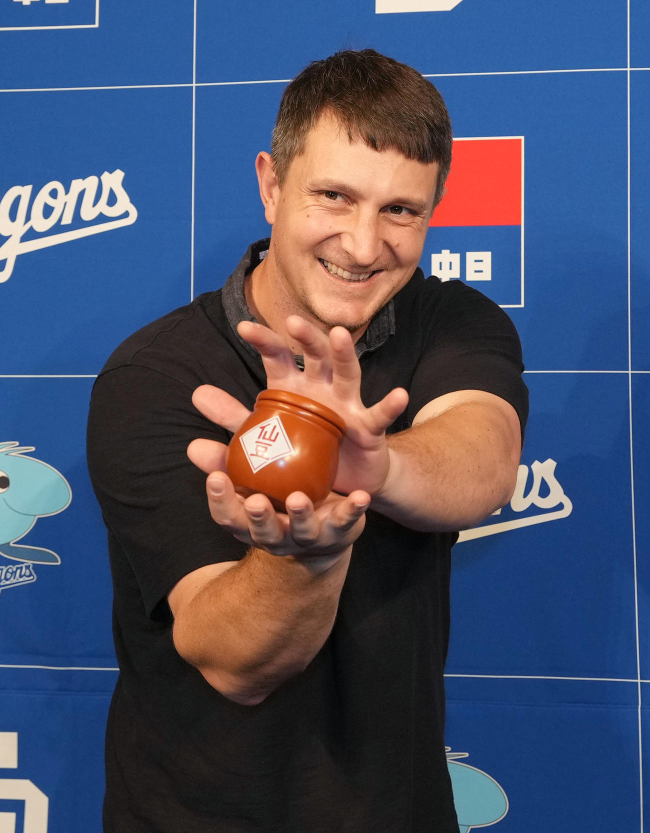 入団会見を行い会見後、アニメ「ドラゴンボール」の仙豆を手にかめはめ波ポーズを決めるディカーソン（撮影・森本幸一）