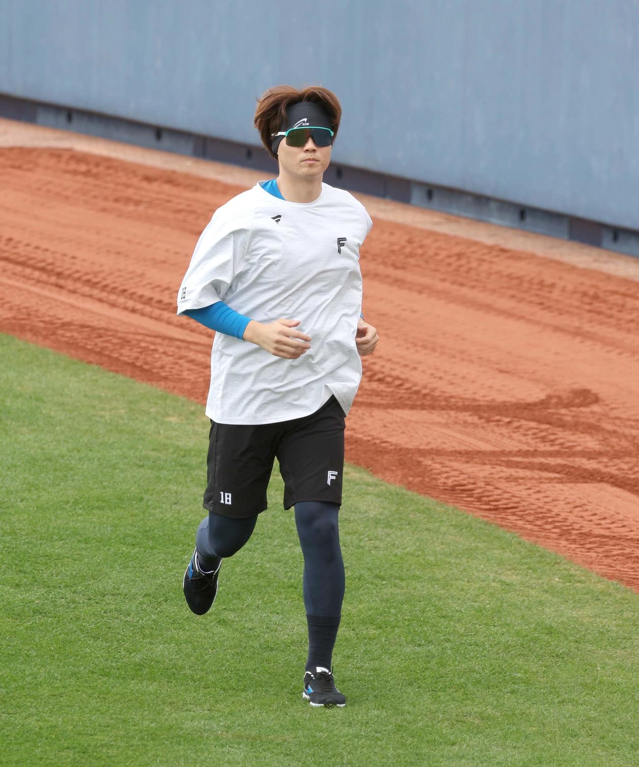 グラウンドで軽く体を動かす日本ハム山崎（撮影・黒川智章）