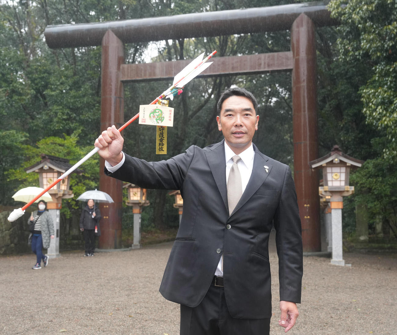 宮崎神宮での参拝を終え、破魔矢を手にポーズを取る巨人阿部監督（撮影・鈴木みどり）