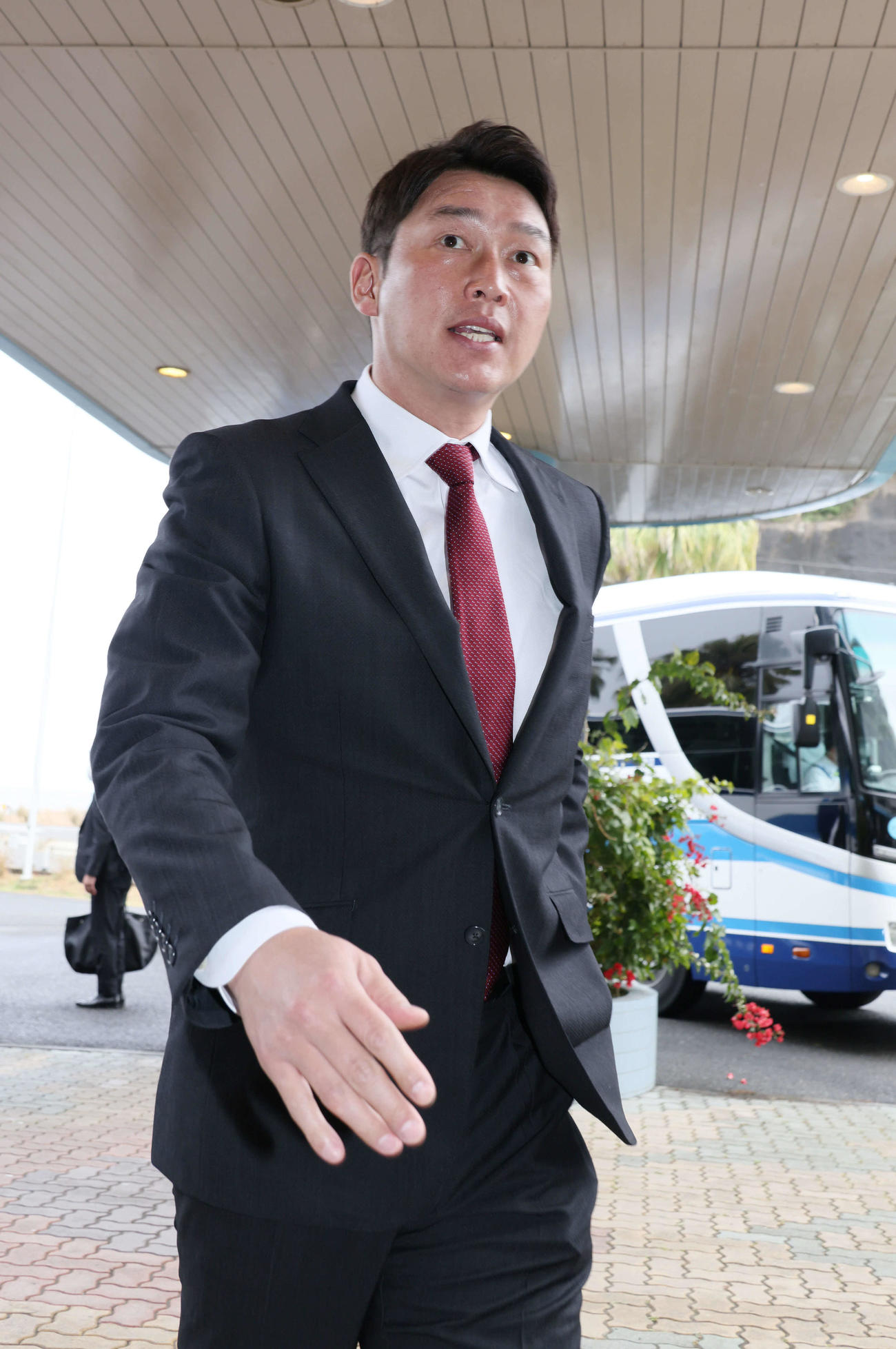 キャンプ地に到着した広島新井監督（撮影・加藤孝規）