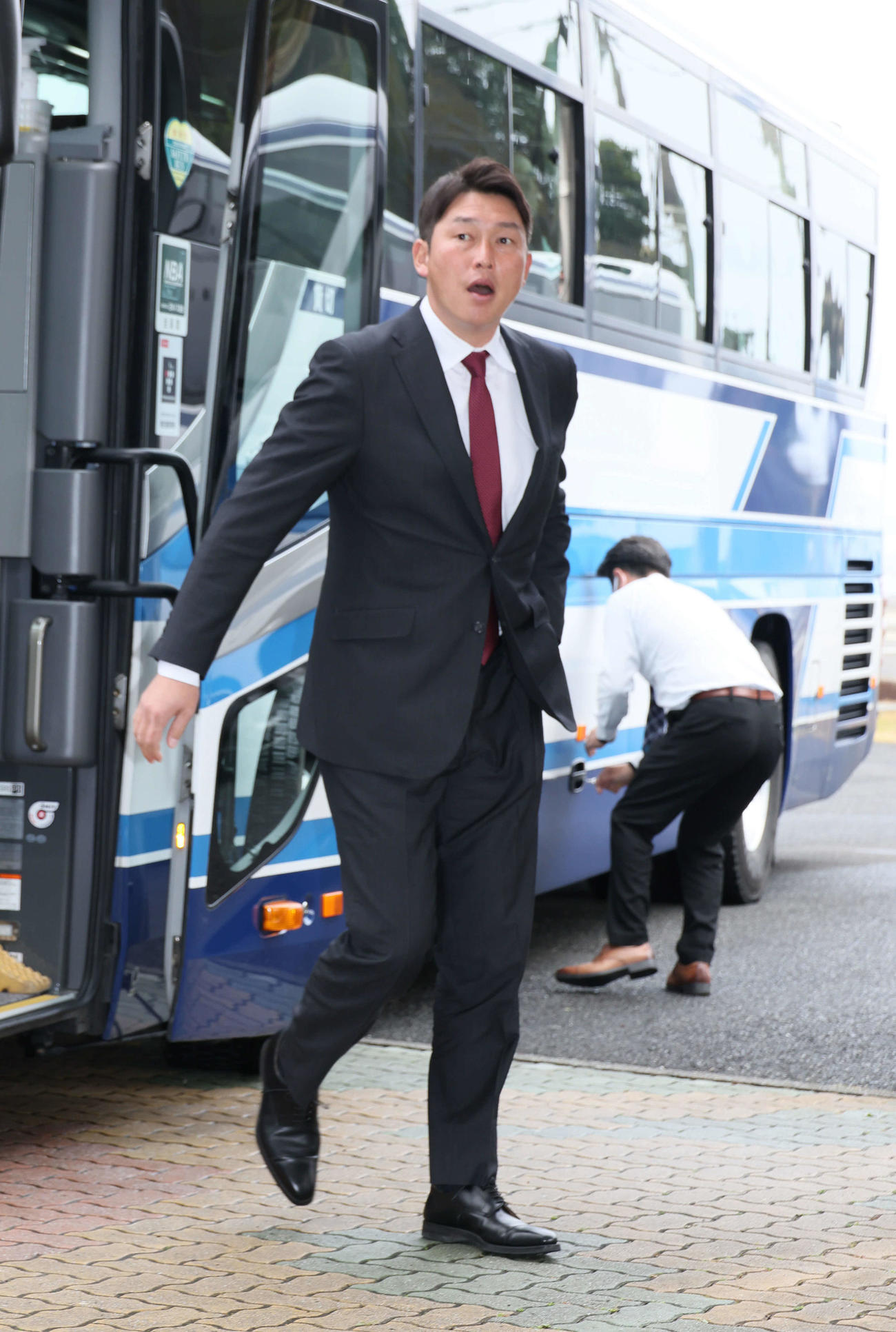 キャンプ地に到着した広島新井監督（撮影・加藤孝規）