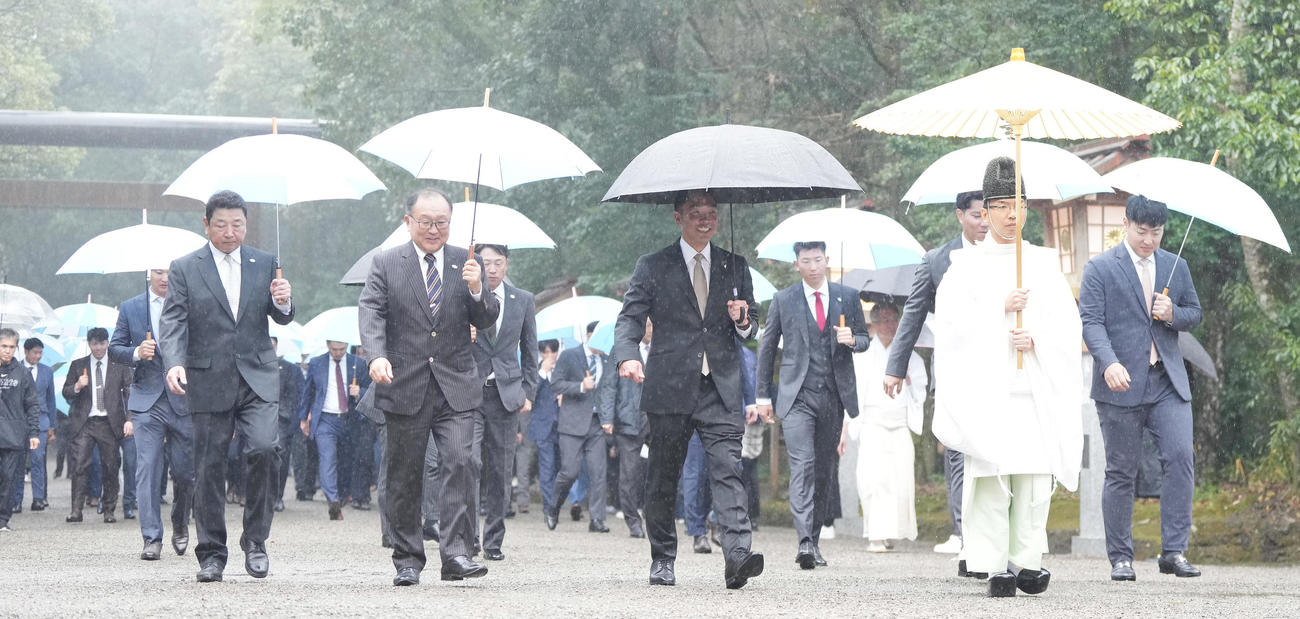 宮崎神宮へ参拝に向かう巨人阿部監督（中央）。右は岡本和（撮影・鈴木みどり）