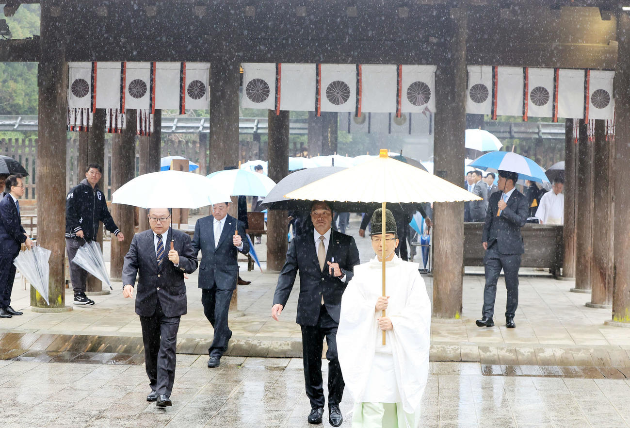雨天の中、宮崎神宮参拝に訪れた阿部監督（中央）ら巨人の選手たち（撮影・浅見桂子）