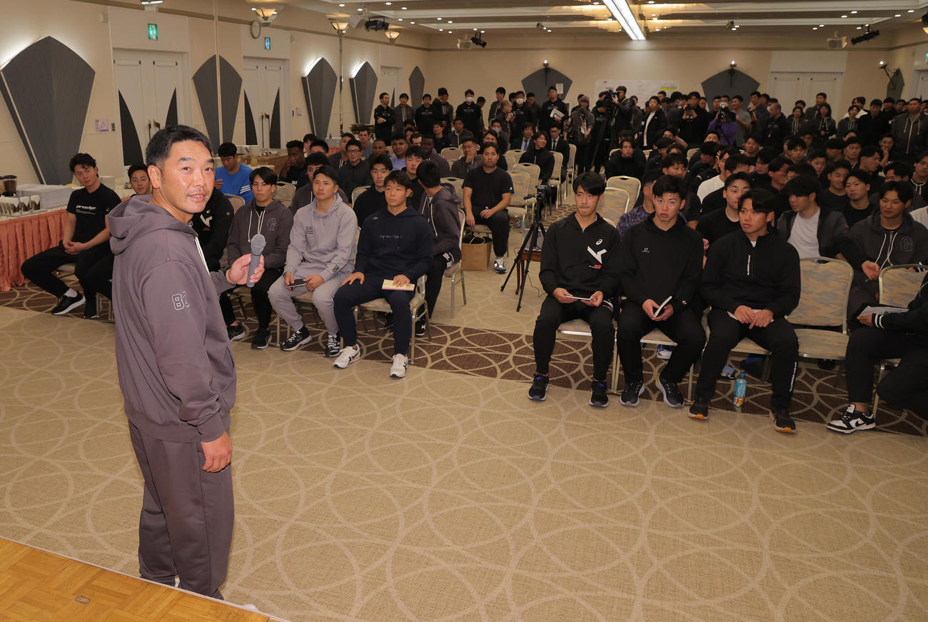 全体ミーティングを行った巨人阿部監督（手前）