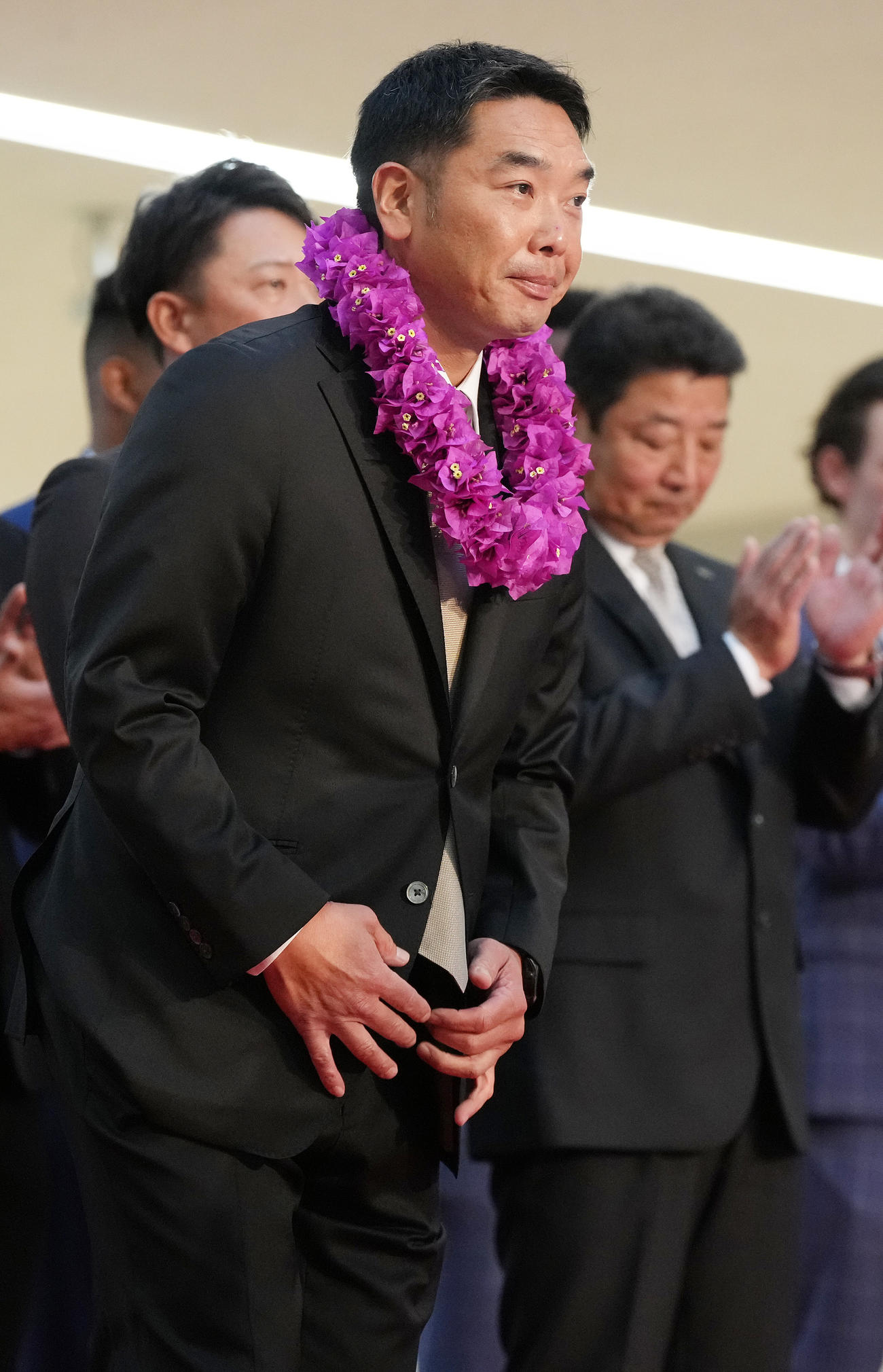 宮崎空港での歓迎セレモニーでレイを首にかける巨人阿部監督（撮影・鈴木みどり）