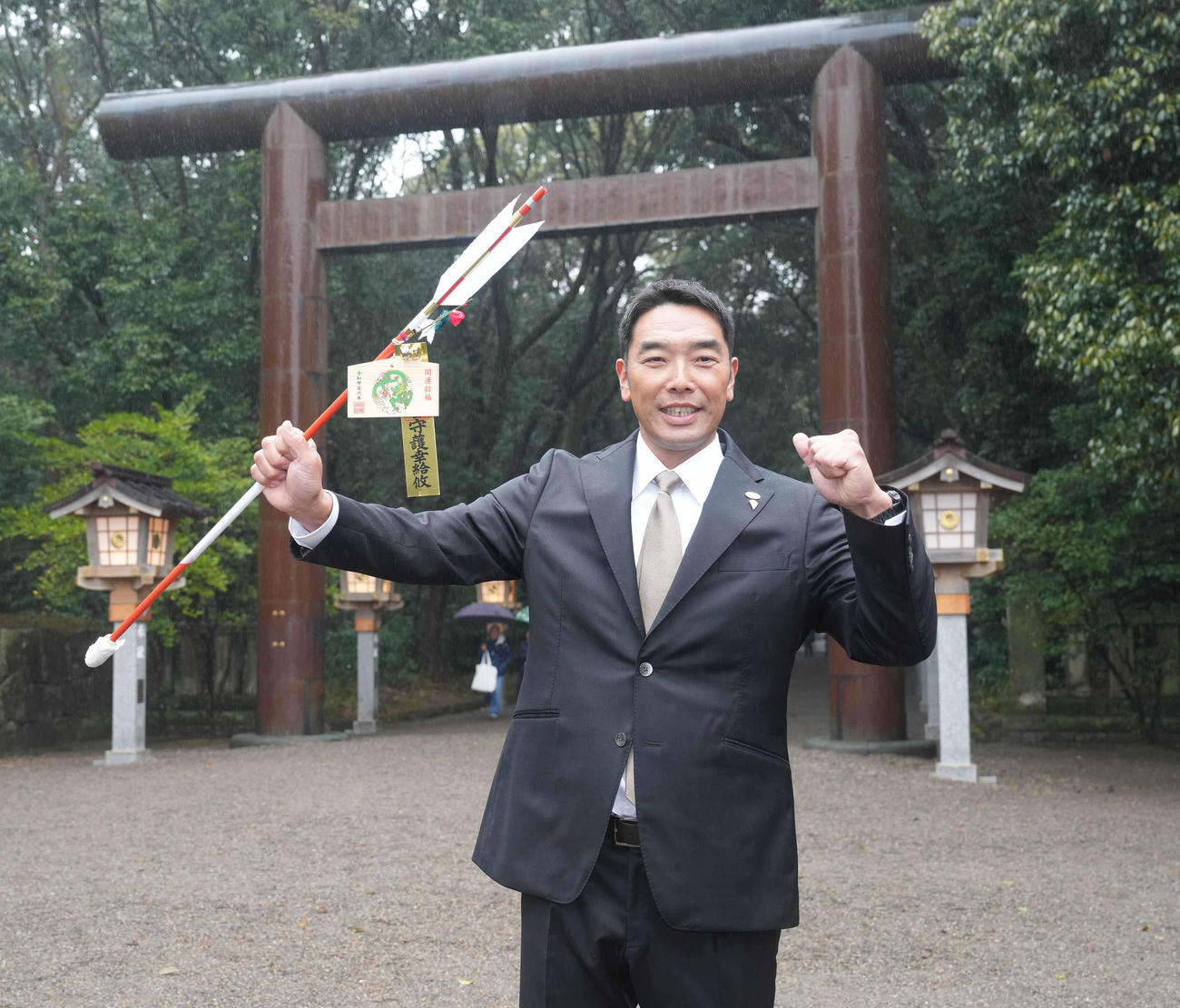 宮崎神宮での参拝を終え、破魔矢を手に笑顔の巨人阿部監督（撮影・鈴木みどり）